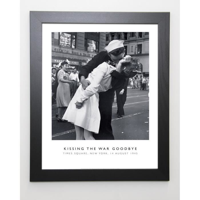 PHOTOGRAPHY COLLECTION Image encadrée Kissing the War Goodbye - 47x57 cm - Gris