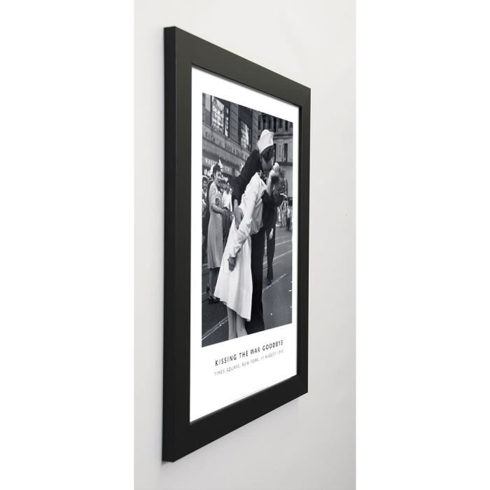 PHOTOGRAPHY COLLECTION Image encadrée Kissing the War Goodbye - 47x57 cm - Gris