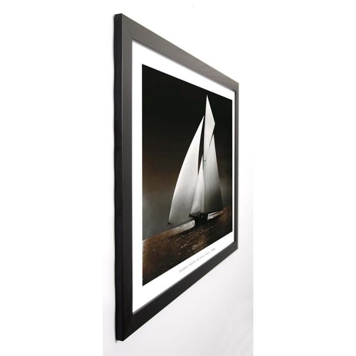 PHOTOGRAPHY COLLECTION Image encadrée Iverna Yacht at Full Sail, 1895 67x87 cm Noir